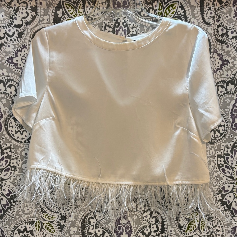 🤍STRUT & BOLT White Cropped Feather Hem Top
